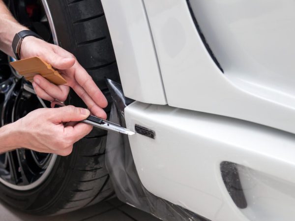 Bezkompromisowa tarcza dla Twojego samochodu: Folia ochronna PPF chroni lakier jak żadna inna!
