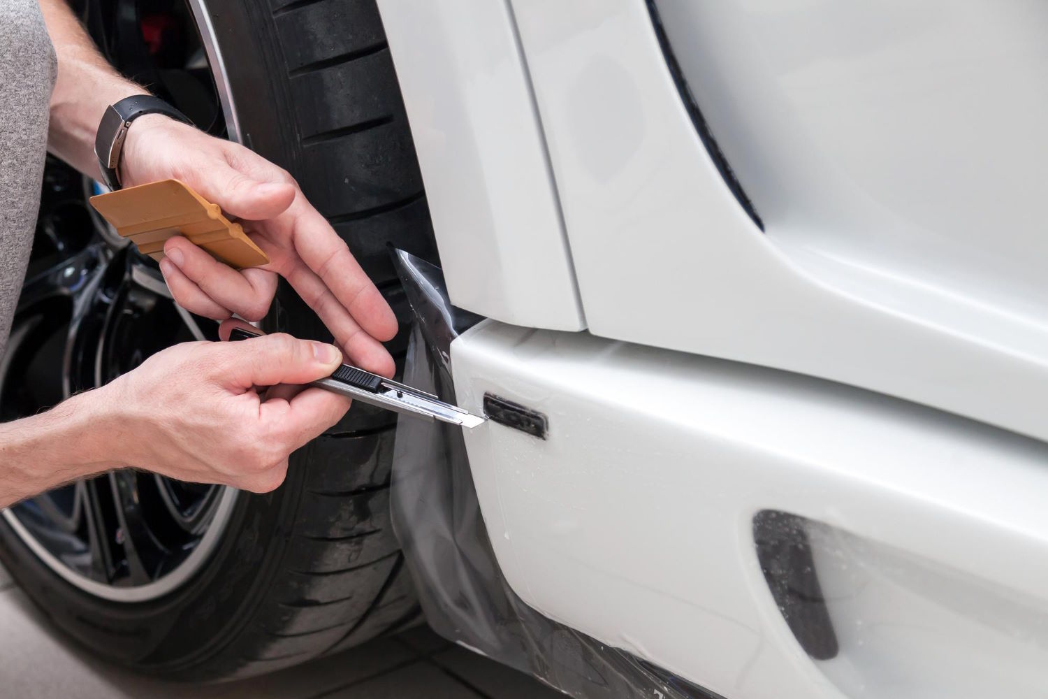 Bezkompromisowa tarcza dla Twojego samochodu: Folia ochronna PPF chroni lakier jak żadna inna!